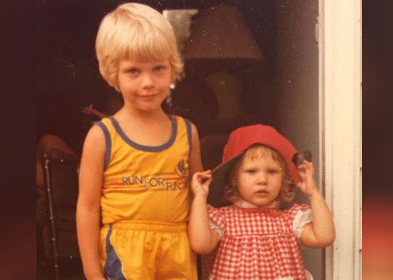 Кэтрин Уинник в детстве (на фото с братом)