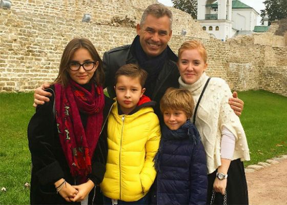 Павел Астахов с женой и детьми в Изборске