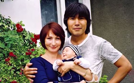 Батырхан Шукенов с женой Екатериной и сыном Максут
