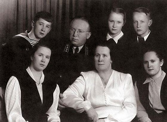 Виктор Геращенко с родителями, братьями и сестрами (справа)