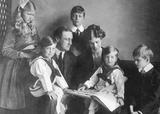 Франклин Рузвельт с женой и детьми