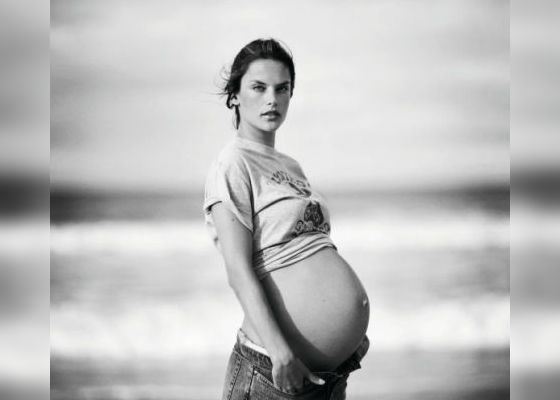 Алессандра Амбросио позировала, будучи беременной