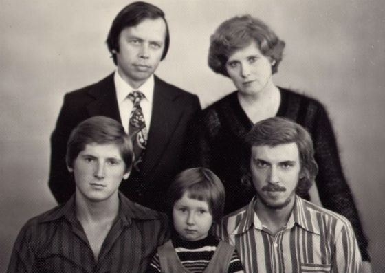 Семейное фото Никиты Джигурды (нижний ряд, слева)