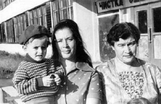 Юный Константин Хабенский с мамой