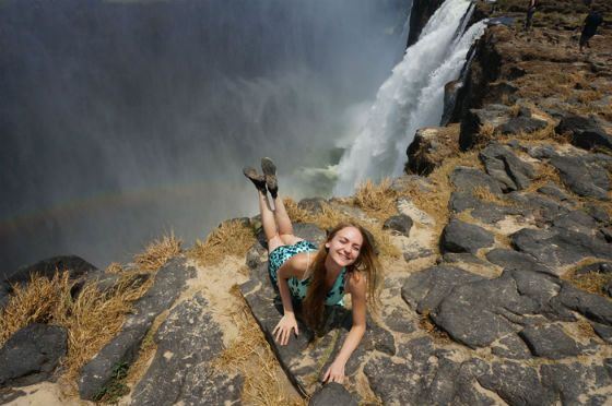На фото: Ника Балина у водопада Виктория (Замбия)
