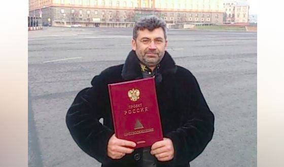 Александр Серёгин с сигнальным экземпляром пятого тома «Проекта „Россия“»