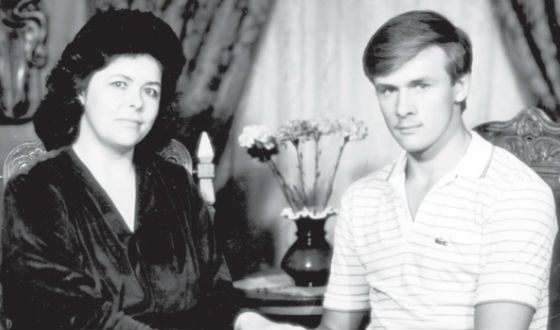 Молодой Николай Любимов с мамой Валентиной Алексеевной