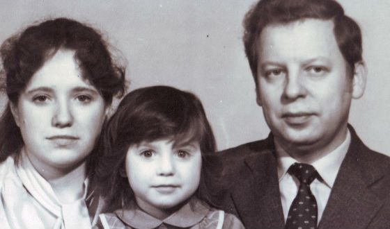 Детское фото Ирины Слуцкой (с родителями)