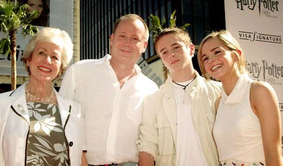 Эмма Уотсон с родителями и младшим братом Алексом