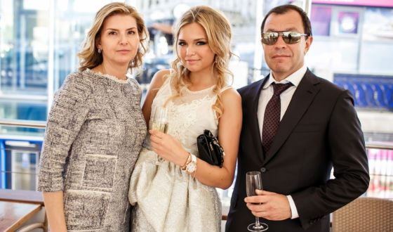 Настя Кудри с родителями на выпускном