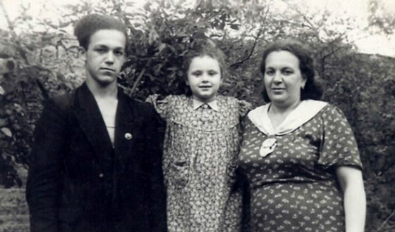 Молодой Иосиф Кобзон с мамой и сестрой