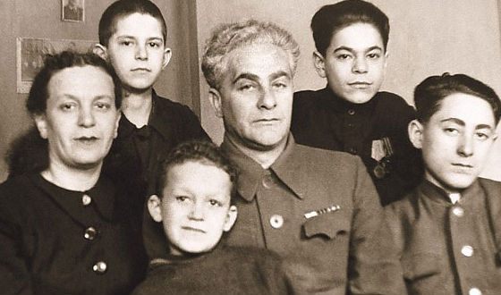 Иосиф Кобзон с мамой, отчимом и братьями