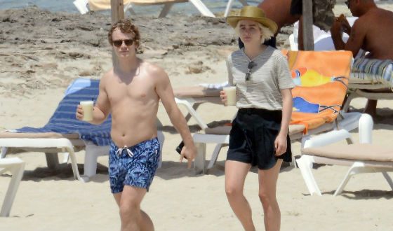 Альфи Аллен и Элли Тейлз вместе отдыхают на пляже