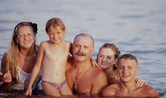 Юная Анна Михалкова с родителями, братом и сестрой