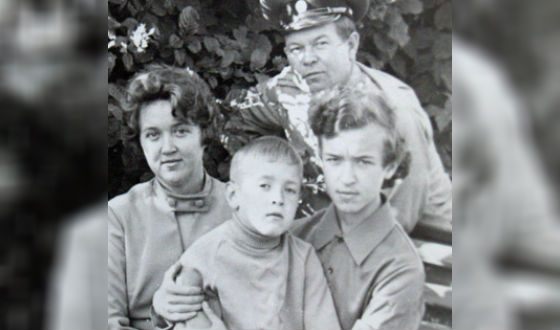 Маленький Егор Летов с родителями и братом