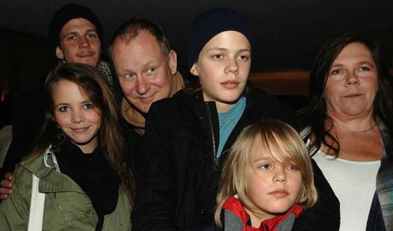 Билл Скарсгард (третий справа) с семьей на премьере «Убей своих любимых» (2006)