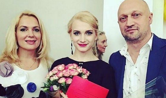 Полина Куценко с родителями на выпускном