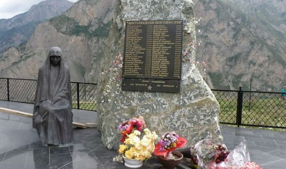 Памятник погибшим в Кармадонском ущелье