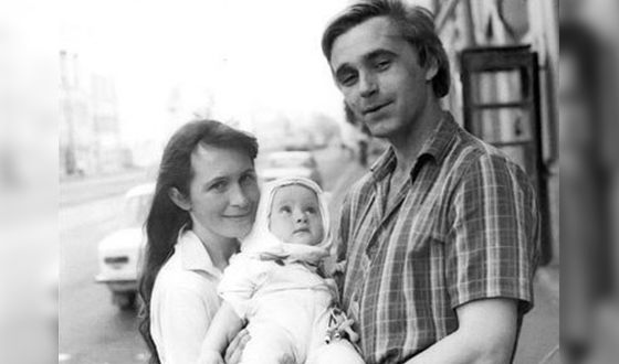 Маленькая Аня Арефьева с родителями