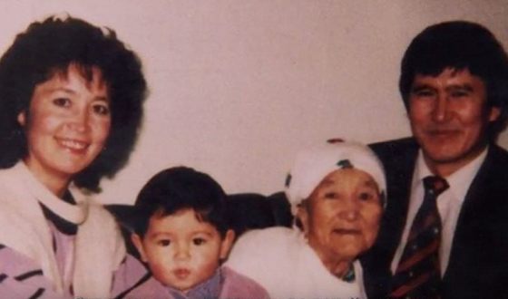 Фото из семейного архива Алмазбека Атамбаева с мамой, женой и сыном