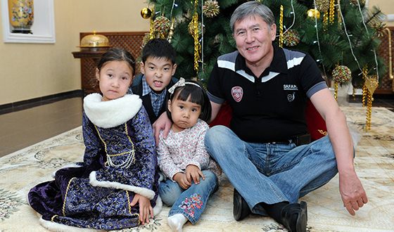 Алмазбек Атамбаев с внуками