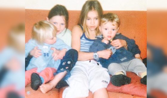 Детское фото Сьюки Уотерхаус с сестрами и братом