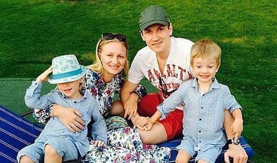 Вячеслав Мясников с женой и детьми