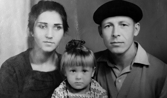 Елена Майорова в детстве с родителями