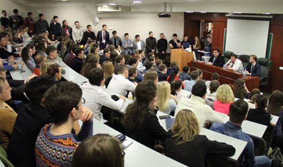 Евгений Сатановский читает лекции студентам