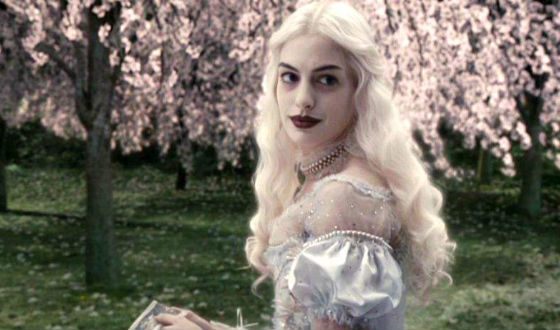 Энн Хэтэуэй в роли Белой Королевы («Алиса в стране Чудес»)