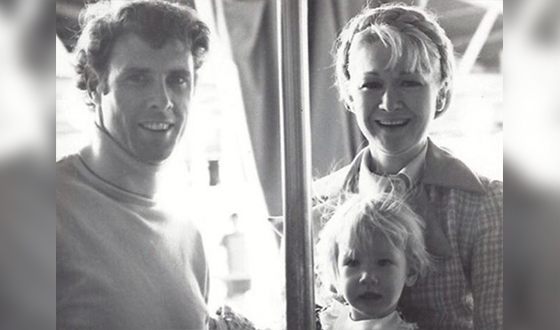 Лора Дерн с родителями в детстве