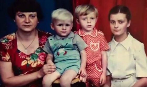 Самвел Адамян в детстве с мамой, братом Эдиком и сестрой Ирой