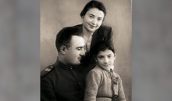 Нани Брегвадзе в детстве с родителями
