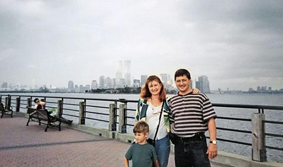 Александр Мясников с женой и сыном на набережной в Нью-Йорке (1998 год)