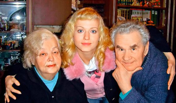 Виктория Герасимова с бабушкой и дедушкой