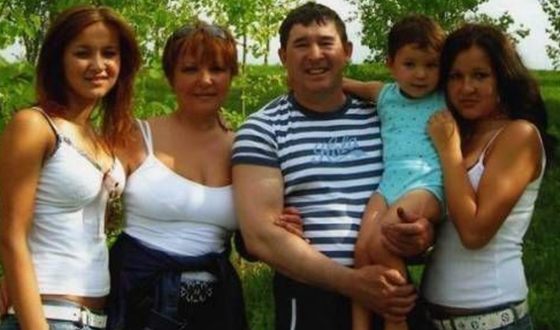Салават Фатхетдинов с женой и детьми