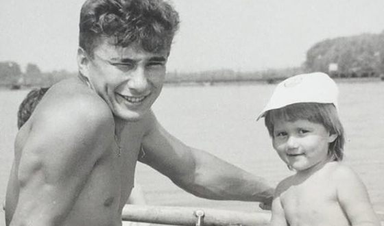 Алена Омаргалиева в детстве с папой