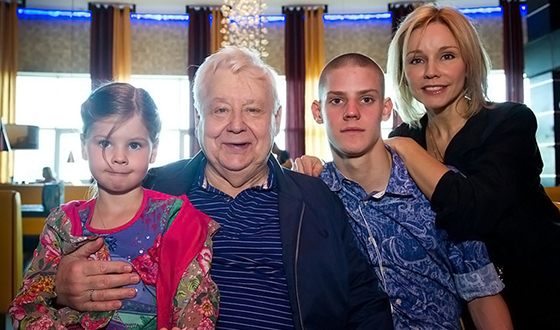 Марина Зудина с Олегом Табаковым и детьми