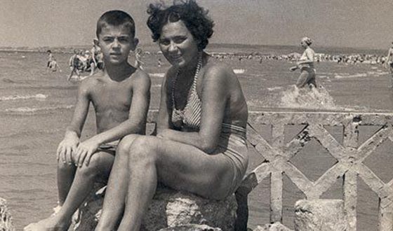 Михаил Боярский в детстве с мамой на море