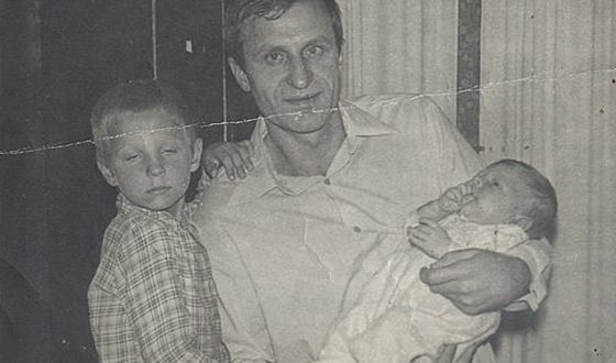 Маленький Александр на руках у отца Владимира Емельяненко