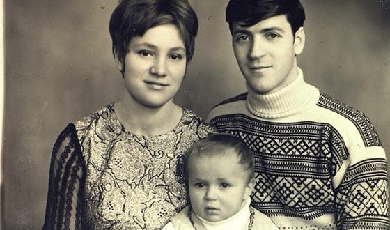 Сергей Бадюк в детстве с родителями