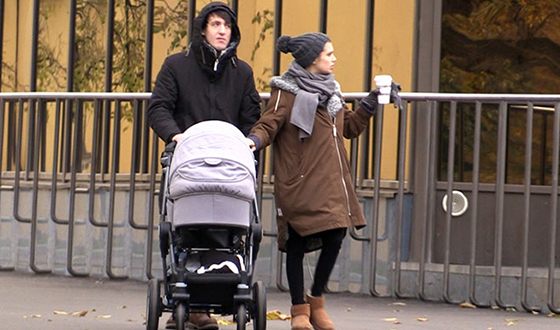 Дарья Мельникова и Артур Смольянинов на прогулке с сыном