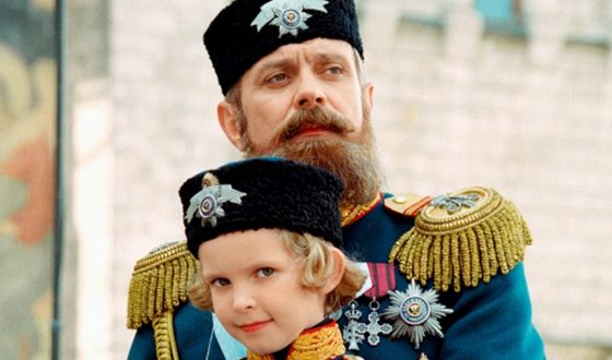 Критики считают, что Никита Михалков в фильме «Сибирский цирюльник» чересчур увлекся духом имперской России