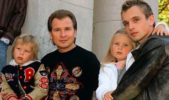 Александр Малинин с сыновьями Никитой, Фролом и дочкой Устиньей (2005 г.)