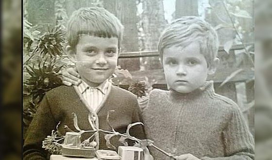 Евгений Воловенко в детстве (слева)