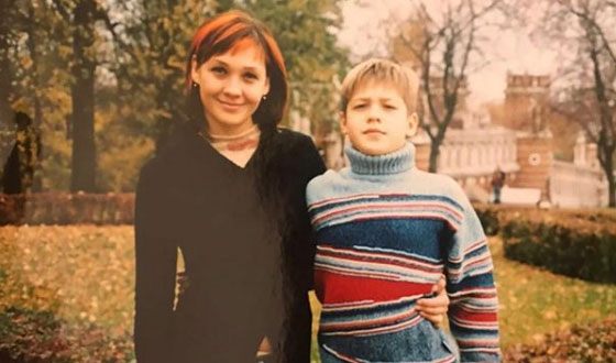 Роман Варнин в детстве с мамой