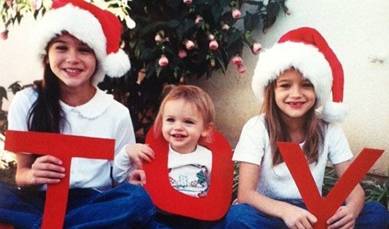 Джои Кинг в детстве с сестрами (посередине)