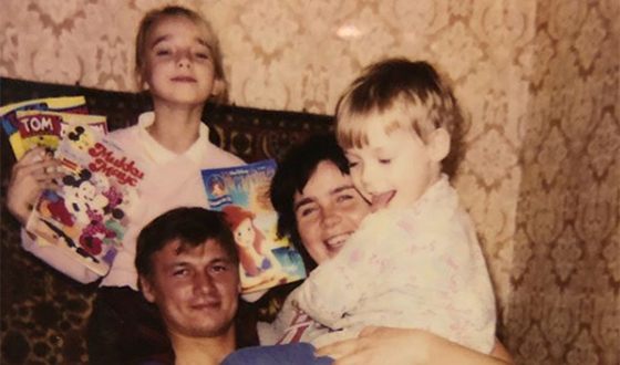 Алена Чехова в детстве со своей семьей