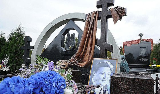Похоронен Вячеслав Невинный на Троекуровском кладбище