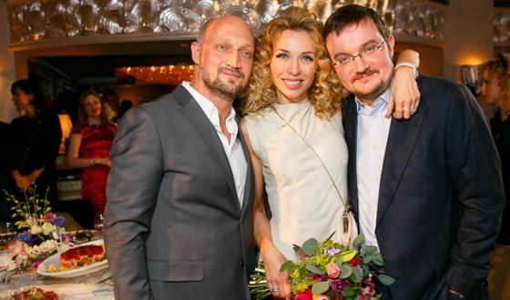 На фото: Алексей Репик с супругой и актером Гошей Куценко